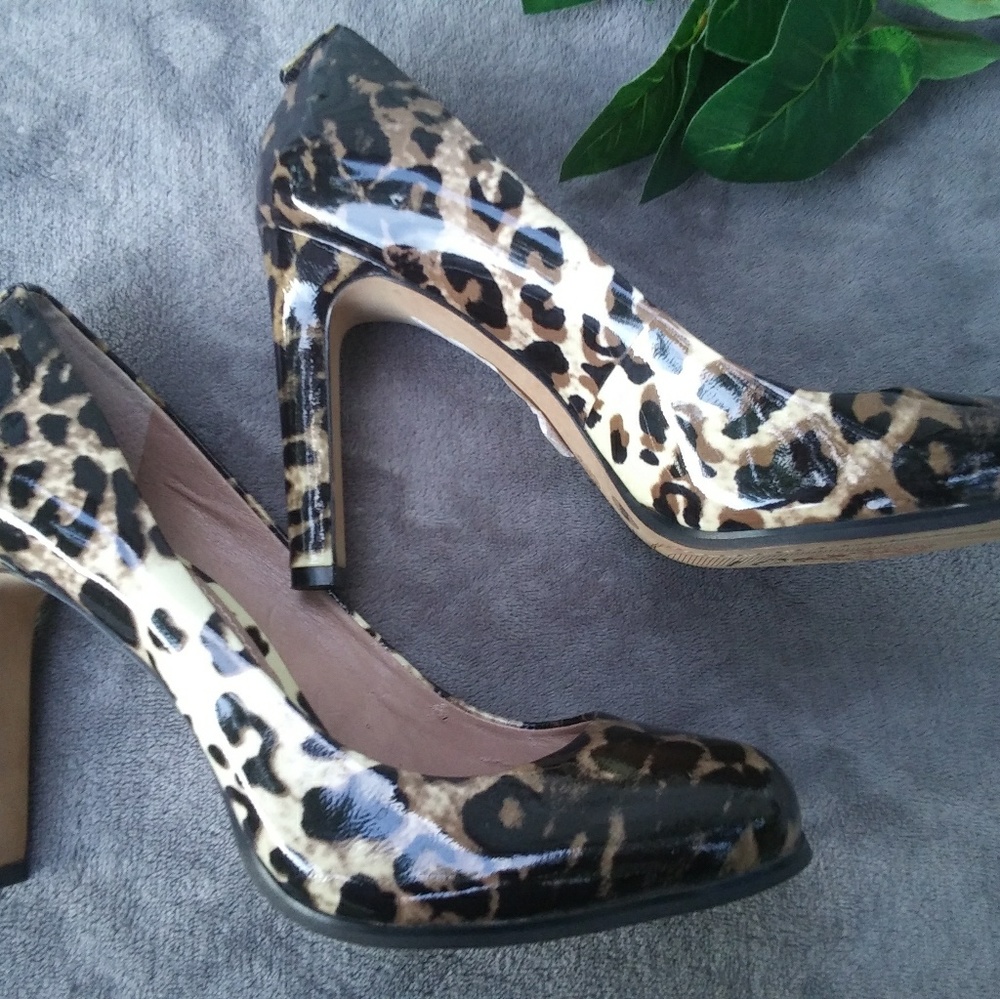 VINCE CAMUTO LEOPARD HEELS SIZE 8 1/2